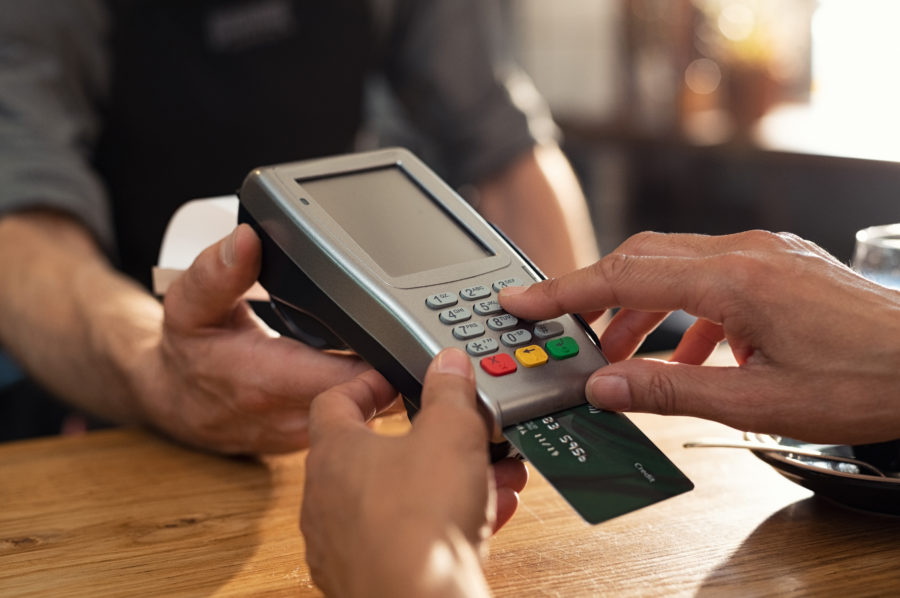 Entenda a importância de investir em uma máquina de cartão
